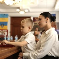люди у приміщенні