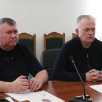 заступник Начальника ОВА Сергій Здітовецький (справа) та голова обласної Ради Вячеслав Соколовий у залі