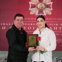 Заступник Начальника ОВА з питань цифрового розвитку, цифрових трансформацій і цифровізації (CDTO) Андрій Кавунець та фахівчиня, яку відзначено грамотою