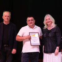 Перша заступниця начальника ОВА Наталя Заболотна та заступник начальника ОВА Сергій Здітовецький з учасником заходу