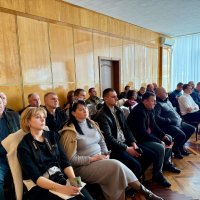 Учасники заходу сидят у залі де проходить захід