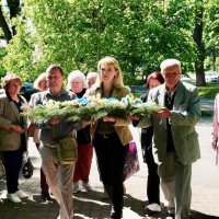 Делеговане покладання гірлянд і квітів до пам’ятного знаку жертвам Вінницької трагедії 1937–1938 років