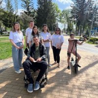 Родина ветерана війни та фахівці з ментального здоров’я стоять на проспекті