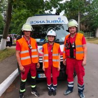 Учасники навчань біля автівки швидкої допомоги