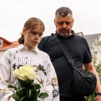 Покладання квітів