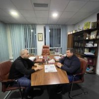  Фото чоловіків в кабінеті