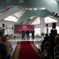 Заступник Начальника ОВА з питань цифрового розвитку, цифрових трансформацій і цифровізації (CDTO) Андрій Кавунець виступає перед публікою в залі
