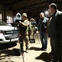 Начальник ОВА Сергій Борзов та військові оглядають передане обладнання