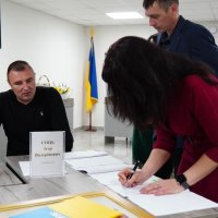 Патронатна вихователька Альвіна Саєнко під час підписання договору