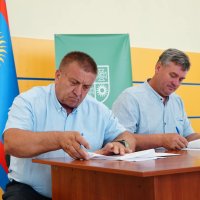 учасники заходу під час підписання меморандуму