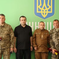 Начальник ОВА Сергій Борзов та військовослужбовці