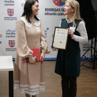 Директорка Департаменту інформаційної діяльності та комунікацій з громадськістю ОВА Світлана Юзвак з учасницею заходу
