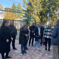Групові фото людей в приміщенні та на вулиці