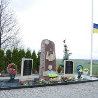 Квіти біля пам’ятника загиблим військовослужбовцям