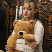 Дівчинка з іграшкою