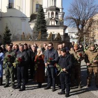 Начальник ОВА Сергій Борзов, народна депутатка України Ірина Борзова, керівники області та міста під час покладання