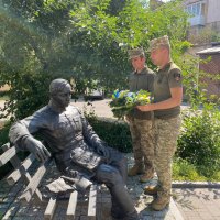 учасники покладання біля пам'ятника Симону Петлюрі