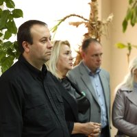 Люди в залі