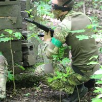 Учасник заходу з навчальною зброєю