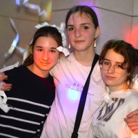 Троє дівчат у розважальному центрі FAZA 