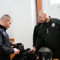 Начальник Головного управління Національної поліції у Вінницькій області полковник поліції Юрій Пархоменко розглядає поліцейський шолом