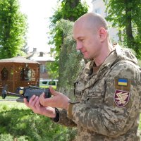 Військовий з дроном в руках