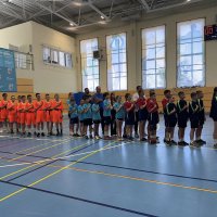 учасники проєкту «Пліч-о-пліч. Всеукраїнські шкільні ліги» на шикуванні перед початком змагань