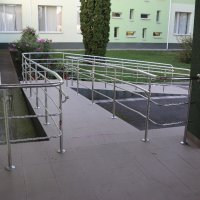 Вхід у приміщення оснащений металевим пандусом