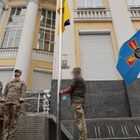 Підняття військовими українського прапора