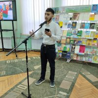  Фото чоловіка під час виступу