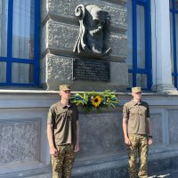 учасники покладання біля меморіальної дошки Дмитра Марковича
