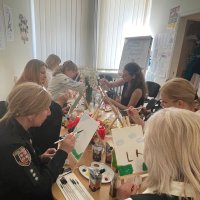 Учасники заходу  в межах Дня спільнодії під час малювання картин
