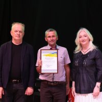 Перша заступниця начальника ОВА Наталя Заболотна та заступник начальника ОВА Сергій Здітовецький з учасником заходу