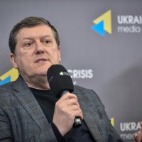  Фото чоловіка під час виступу 