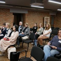 Директорка Департаменту інформаційної діяльності та комунікацій з громадськістю ОВА Світлана Юзвак з учасниками заходу