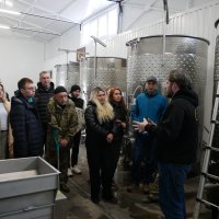 ветерани та учасники промотуру на виноробні