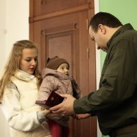 Начальник ОВА Сергій Борзов вручає нагороду родині захисника