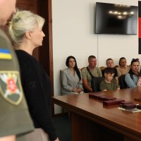 Перша заступниця Начальника ОВА Наталя Заболотна та люди у приміщенні