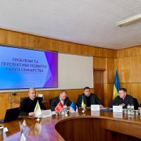 Директор Департаменту Олег Сідоров та інші учасники наради-семінару  в залі сидят за круглим   столом