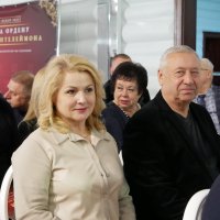 Люди в залі