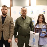 Начальник ОВА Сергій Борзов, Виконавчий директор НОК України у Вінницькій області Сергій Пліхта та дівчина, яка отримала грамоту