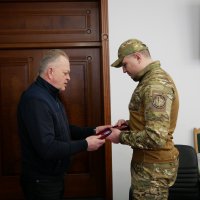 Заступник Начальника ОВА Сергій Здітовецький та ветеран війни Віталій Верес