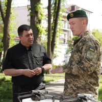Заступник начальника ОВА Андрій Кавунець та військовий Державної прикордонної служби України під час передачі дронів