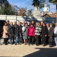 Групові фото людей в приміщенні та на вулиці