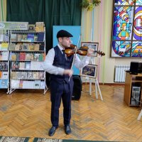  Фото чоловіка під час виступу 