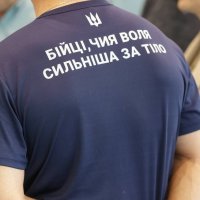 Чоловік у футболці з патріотичним написом