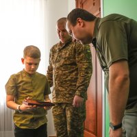 Начальник ОВА Сергій Борзов під час вручення посмертних нагород