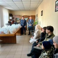 Чоловіки та жінки у кабінеті