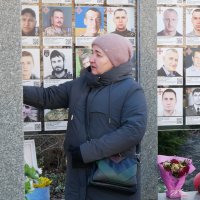 жінка біля Стіни пам'яті