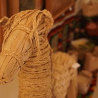 виріб із соломи у вигляді коня 